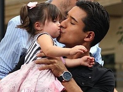 Mario Lopez: Με την κόρη του στα γυρίσματα της εκπομπής του