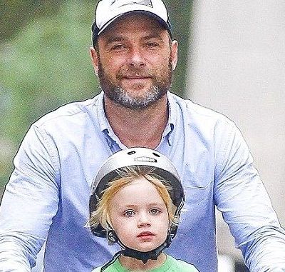 Ο Liev Schreiber γιόρτασε τα γενέθλιά του κάνοντας ποδήλατο με το γιο του!