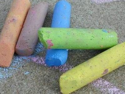 Δείτε πως μπορείτε να φτιάξετε κιμωλία για να κάνετε σχέδια στο πεζοδρόμιο (video)