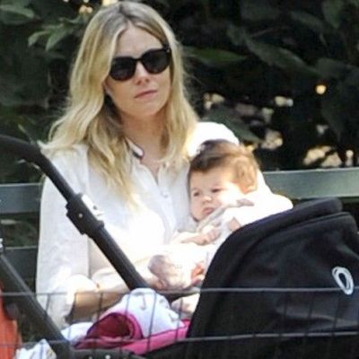 Sienna Miller: Με την κόρη της στο πάρκο!