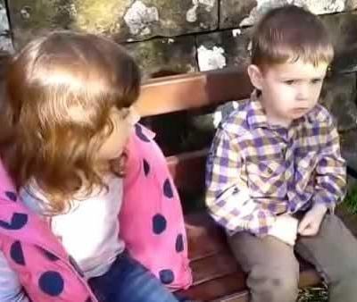 Όταν η… μεγάλη αδερφή δίνει συμβουλές στον αδερφό της (video)