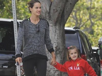 Alessandra Ambrosio: Η Anja κάνει ήδη… πασαρέλα!