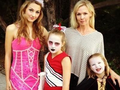 Jennie Garth: Για “trick or treating” με τις κόρες της