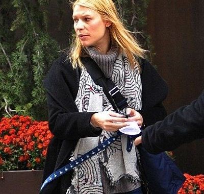 Κάτι οι τσάντες, κάτι τα φαρδιά ρούχα την έκρυψε την κοιλίτσα!