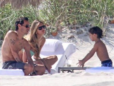 Marc Anthony: Παιχνίδια στην παραλία με τα δίδυμα και τη νέα του σύντροφο