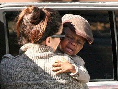 Η Sandra Bullock παρηγορεί τον μικρό Louis