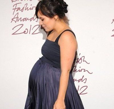 Η Lily Allen ξέρει να κάνει επίσημες εμφανίσεις με τη φουσκωμένη κοιλιά