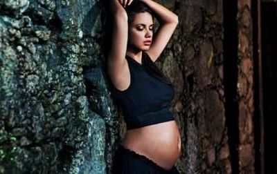 H Adriana Lima ποζάρει έγκυος για το ημερολόγιο της Pirelli!
