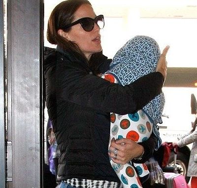 Ο γιος της Jennifer Garner και το ειδικό παντελονάκι πτήσης!