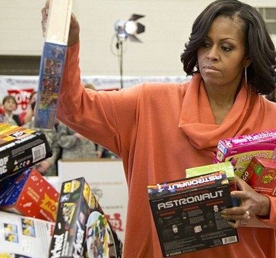 Η Michelle Obama μοίρασε δώρα στα παιδιά των Πεζοναυτών