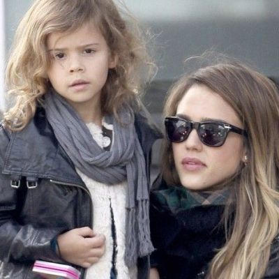 Jessica Alba – Honor: Μαμά και κόρη στα δερμάτινα