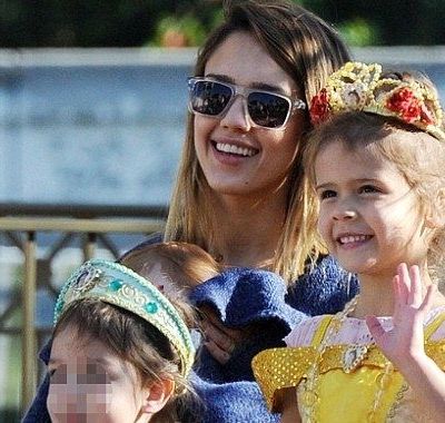 Jessica Alba: Στη Disneyland με τις κόρες της