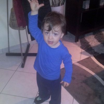 Όταν γίνω τόοοοσο ψηλός θα τα πιάνω μόνος μου. Τώρα βοήθησέ με!