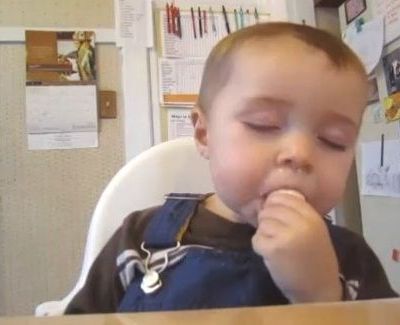 Μωρό τρώει τη μπανάνα του ενώ κοιμάται!