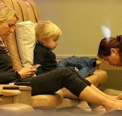 Naomi Watts: Κάνοντας πεντικιούρ με το γιο της!