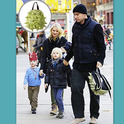 Προσοχή! Η νέα τσάντα του γιου της Naomi Watts… καρφώνει