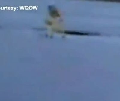 Δραματική διάσωση μωρού σε αυτοκινητόδρομο