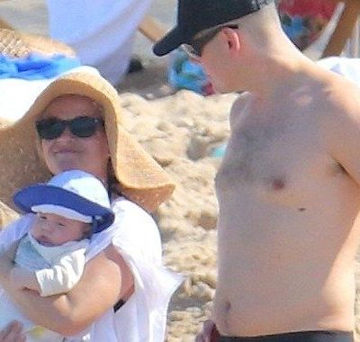 Reese Witherspoon: Περήφανη μανούλα με τον Tennessee στις πρώτες του διακοπές
