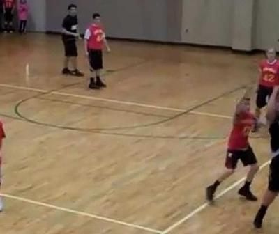 Δεν θα πιστεύετε το καλάθι που έβαλε αυτός ο πιτσιρικάς!