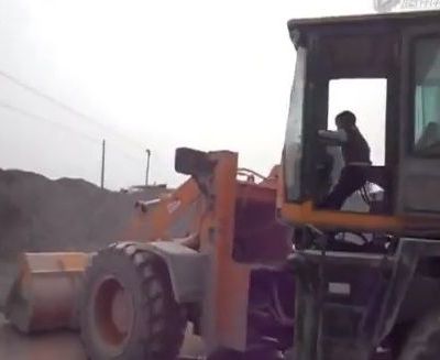 Δεν φτάνει να κάτσει στο κάθισμα, αλλά οδηγεί μπουλντόζα!