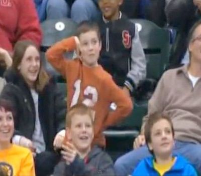 Αυτός ο πιτσιρίκος πραγματικά χάρηκε με τη νίκη της ομάδας του! Δείτε πόσο!