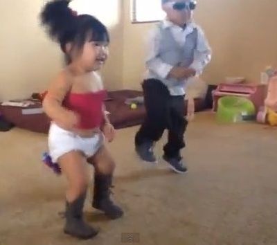 Το ρίχνουν στο Gangnam Style με άψογο look!