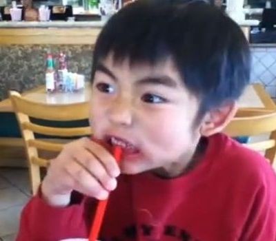 Τι έκανε αυτόν τον πιτσιρικά να αντιδράσει έτσι;