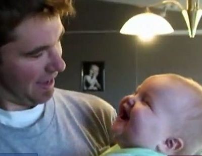 Δεν φαντάζεστε τι κάνει αυτός ο μπαμπάς και το μωρό ξεκαρδίζεται!