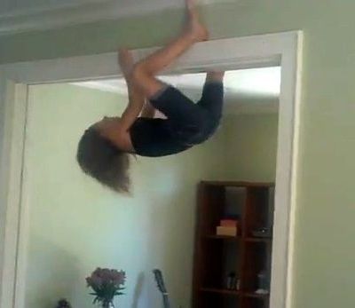 Απίστευτο spider-girl σκαρφαλώνει στις πόρτες!