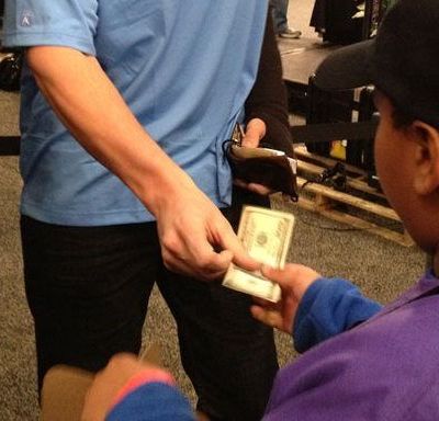 Τραυματισμένος σταρ του football έδωσε 100 δολάρια για μια λεμονάδα στο Super Bowl!