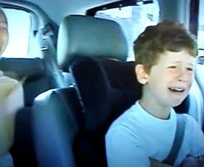 Δεν θέλει αδερφή και το δείχνει με κάθε τρόπο!