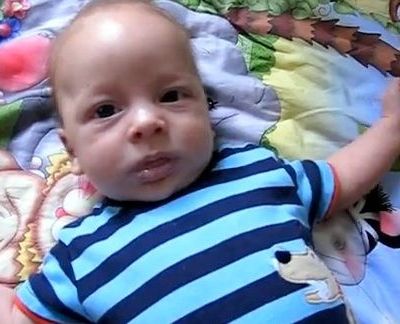 Η μαμά θέλει να κάνει το μωρό να γελάσει, αλλά...