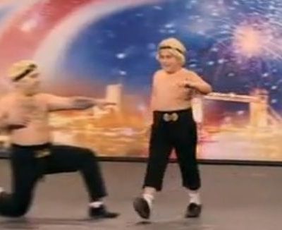 Οι Ελληνοϊρλανδοί μπαμπάς και γιος που έκαναν το "Βρετανία έχεις ταλέντο" να δακρύσει από τα γέλια!