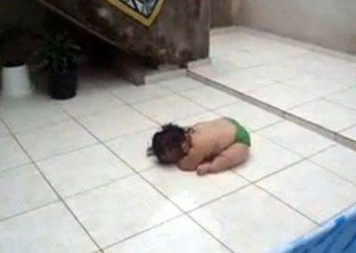 Το μωρό "έπεσε στα πατώματα" για να...