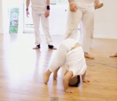 Η συγκλονιστική ιστορία του πιτσιρίκου που ξεπέρασε την μηνιγγίτιδα και εντυπωσιάζει στην Capoeira!