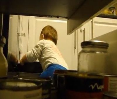 Τι κάνει ένα μικρό παιδί αν το αφήσεις μόνο στην κουζίνα;