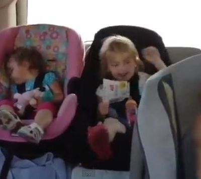 Οι αδερφές της χορεύουν κι εκείνη κοιμάται αλλά...