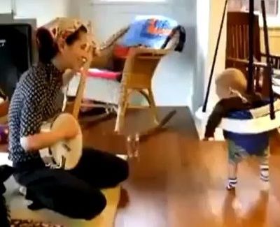 Η μαμά παίζει το μπάντζο και ο μικρός ξεσαλώνει!