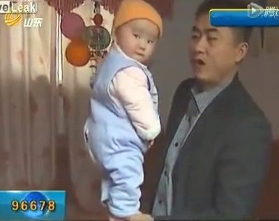 Είναι 4 μηνών και της αρέσει να στέκεται όρθια στο χέρι του μπαμπά της!