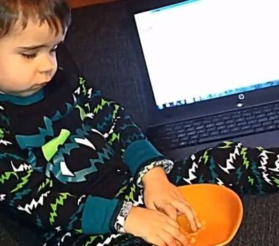 Μπορεί να κοιμάται αλλά αυτό δεν τον εμποδίζει να...