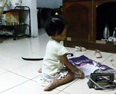 Ήθελε να βοηθήσει τη μαμά και άρχισε να σιδερώνει στα 2 της!