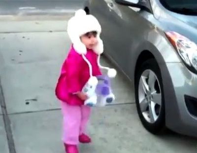 Δεν φαντάζεστε γιατί χοροπηδάει αυτή η πιτσιρίκα!