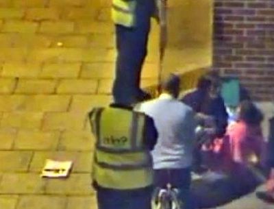 Κάμερες ασφαλείας εμπορικού κέντρου στη Βρετανία κατέγραψαν γέννα στη μέση του δρόμου!