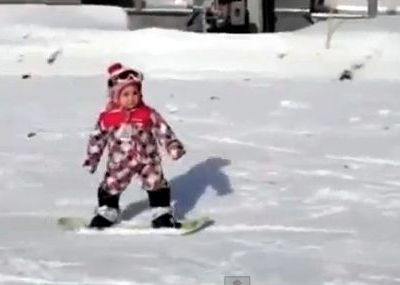 Ιδού η μικρότερη snowboarder στον κόσμο!
