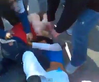 Πιάστηκαν μαλλί με μαλλί στο προαύλιο του σχολείου!