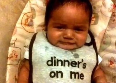 Κάτι τον ενοχλεί και προσπαθεί με κάθε τρόπο να το πει!