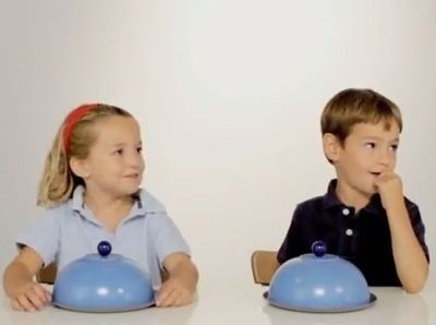 Τα παιδιά μαθαίνουν τους μεγάλους να μοιράζονται...