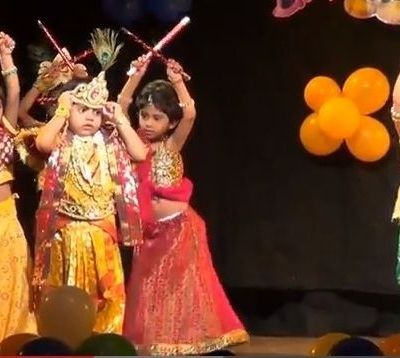 Παλεύει με το στέμμα για να χορέψει παραδοσιακό Ινδικό χορό!