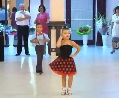 Μικροί χορευτές που κλέβουν την παράσταση!