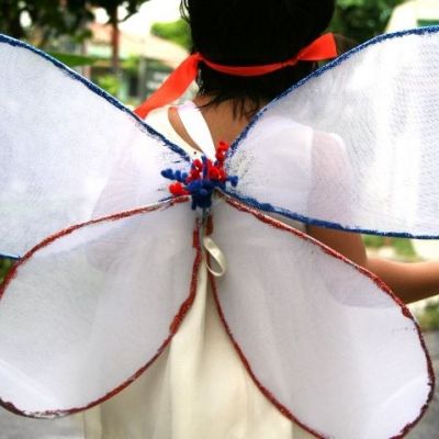 Φτιάξτε μόνοι σας φτερά για την νεράιδα σας με κρεμάστρες και καλσόν!